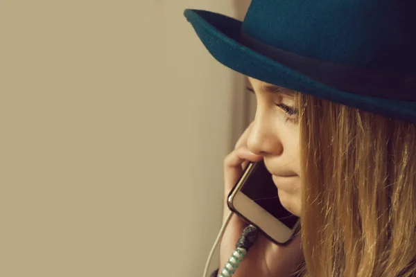 Чарівна молода жінка в капелюсі говорить на мобільному телефоні — стокове фото