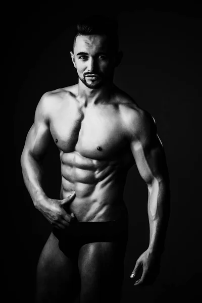 Cara com corpo muscular em cuecas — Fotografia de Stock