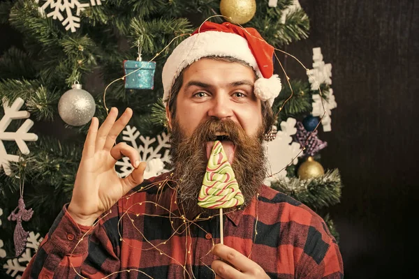 Új év fickó nyalogatni cukorka vagy édes. — Stock Fotó
