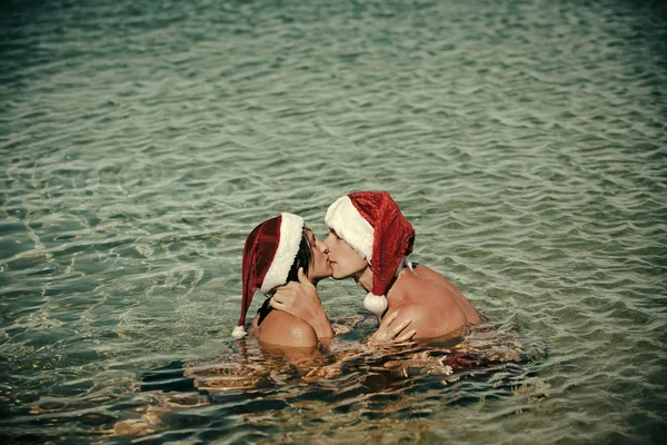 夫妇在水中幸福的男人和女人的爱. — 图库照片