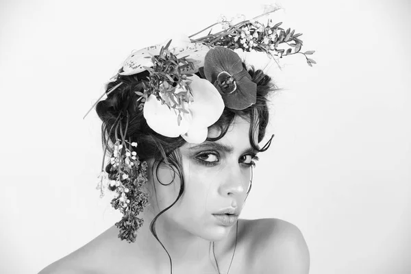 Ragazza con trucco elegante e fiori naturali nei capelli — Foto Stock