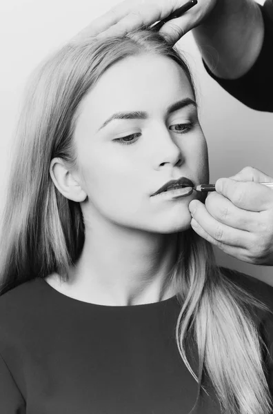 Maschio artista applicando matita rossa sulle labbra della donna — Foto Stock