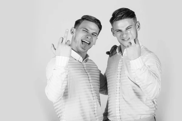 Два брати, що показують середній палець, непристойні жести — стокове фото