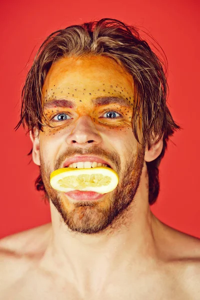 Kille Med Kreativa Fashionabla Makeup Leende Ansikte Hålla Citron Frukt — Stockfoto
