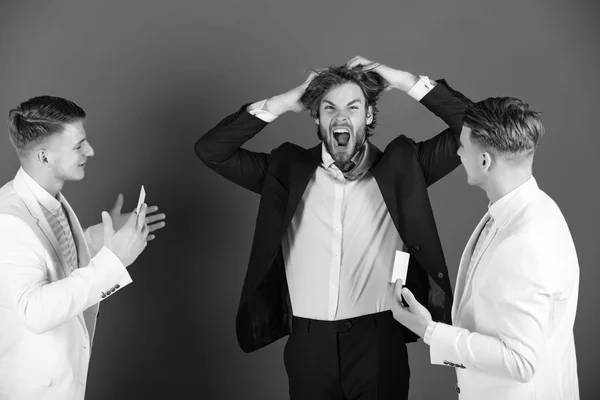 Uomo urlando e tirando i capelli in rabbia — Foto Stock