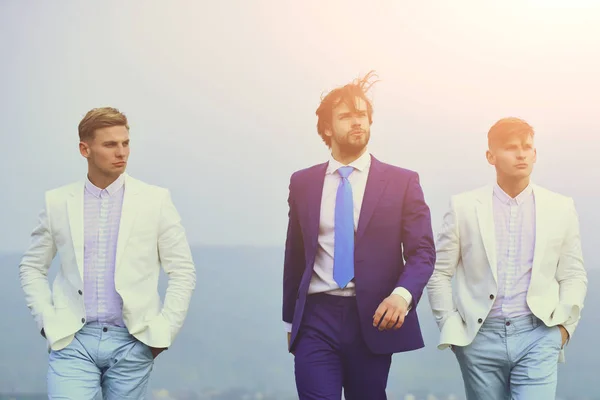 Geschäftsmann und Zwillinge Jungs zu Fuß auf blauem Himmel, agile Unternehmen — Stockfoto