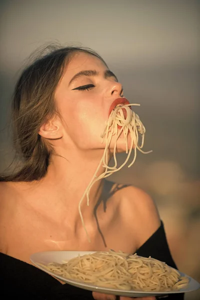 Fome, apetite, receita. Chef mulher com lábios vermelhos comer massa. Mulher comendo massa como provador ou crítico de restaurante. Macarrão italiano ou espaguete para o jantar, cozinhe. Dieta e alimentos orgânicos saudáveis, itália . — Fotografia de Stock