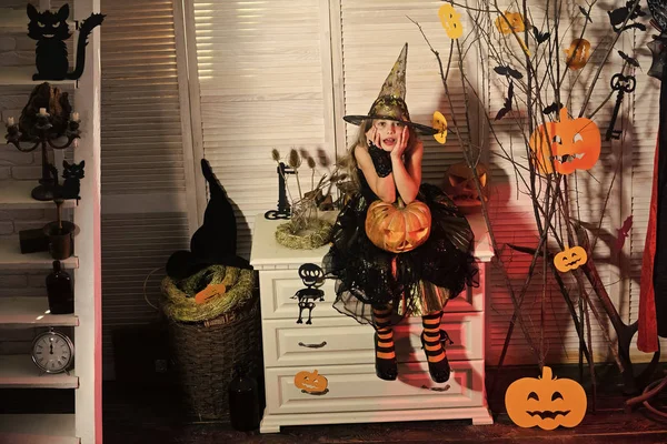 Kleine heks met Halloween decor. Meisje met onrustige gezicht — Stockfoto