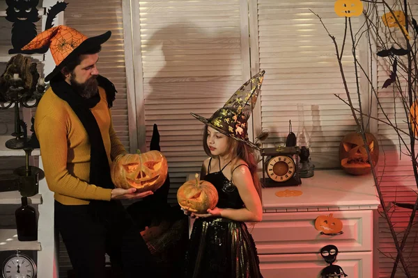 Father and daughter with Halloween decor. Halloween party concept. — Stock Photo, Image