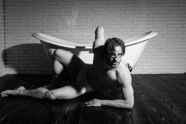 Bărbat cu corp muscular în pantaloni de lenjerie intimă de stabilire la baie — Fotografie, imagine de stoc