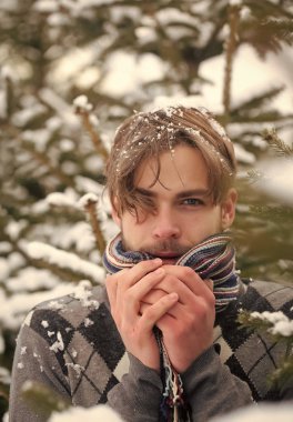 Maço yüzünü ve ellerini eşarp ile Isınma