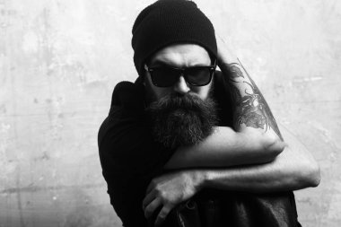 Hipster deri ceket ve gözlük ile şapka.