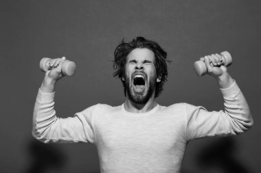 Sabah egzersiz halter, uykulu adamın saç uncombed