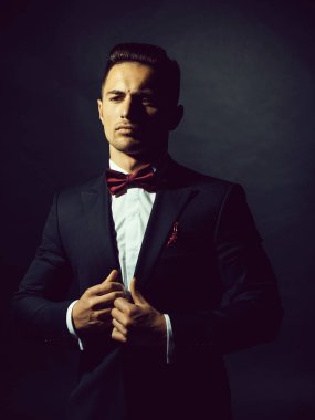 Genç seksi beyefendi
