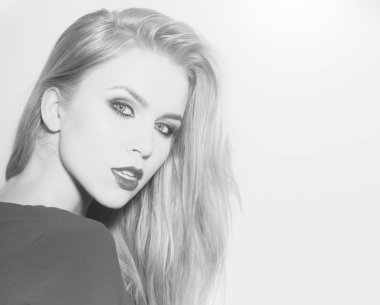 moda model sarı uzun saçları ve kırmızı dudaklar ile poz