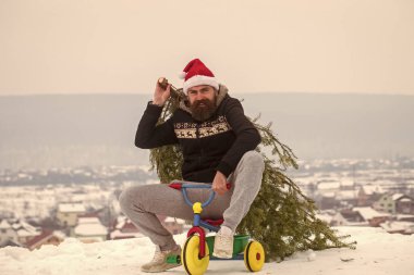 Noel Baba şapkası ve sportif giyim kış günü bisikletçi