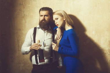 Kız ve erkek şişe ve bardak likör ile poz