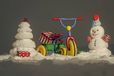 Kardan adam ve kar xmas ağacı üzerinde gri gökyüzü