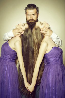 Sakallı adam ve iki kadın