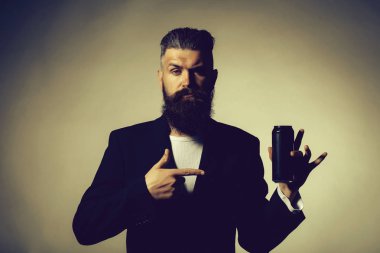 Bira kutusuyla sakallı adam.