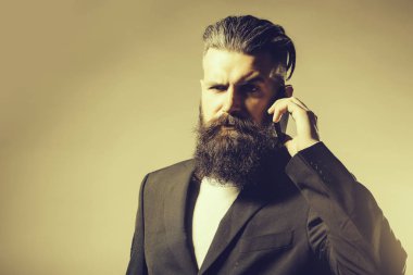 Ceketli sakallı yakışıklı adamı