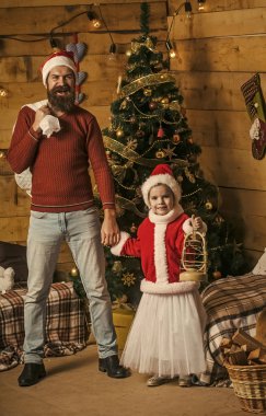 Noel mutlu bir çocuk ve babası ile oyuncak.