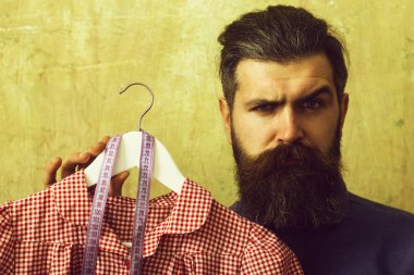 Sakallı adam tutun elbise ve şerit metre.