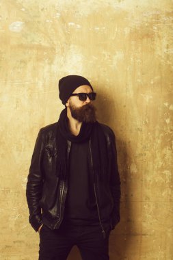 Hipster deri ceket ve gözlük ile şapka.