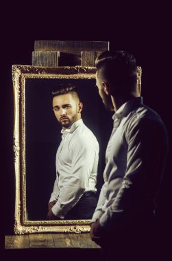 seksi atlet cesedin yanında vintage ayna ile kas maço adam