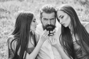 sakallı adam ve kadın çimenlerin üzerinde