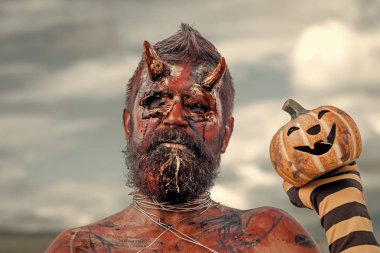 Cadılar Bayramı ejderha jack o fener ile