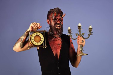 Cadılar Bayramı şeytan açık ağzı ile mavi arka plan boynuz