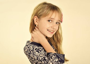 Güzellik ve çocuk moda sağlıklı saçları olan bir kız. Güzellik ve moda.