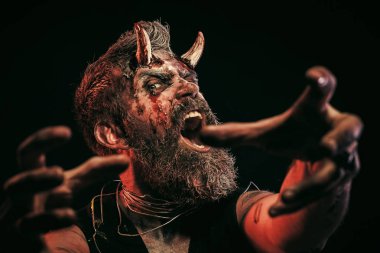 Cadılar Bayramı adam şeytan şeytan boynuzu streç zombi eller ile