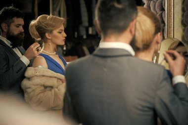 Adam kadın kolye kuyumcu dükkanındaki provası ile yardım