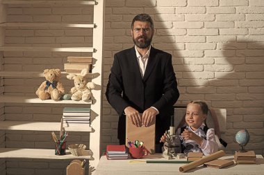 Sınıf ve ev eğitim kavramı. Kız ve öğretmen