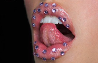 Parlak bir gülümseme Parlatıcı. Diş Bakımı. Sexi kadın seksi dudaklar. Gülümsemek. Dudaklar için silikon enjeksiyonu. Silikon diş diş telleri. Botox tedavisi için kadın. Botox ve dolgu. Benim makyaj bir sanattır
