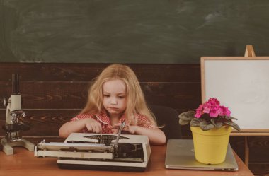 Retro daktilo Milli okulda küçük kız tipi. Geleceği ve Milli, vintage filtre