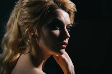 Yüzün için makyaj bezemeler. Seksi kız. Uzun sarı saçlı kadın. Seksi kadın giyim dekoratif makyaj. Kadın moda. Moda gidin. Saç Bakımı. Bir Kuaför, kopya alanı olmaktan gurur duyan