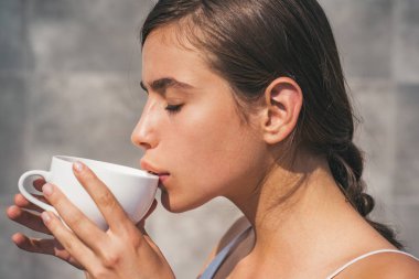 Kızın Americano ya da espresso kahve. mükemmel sabah en iyi kahve. kadın fincan kahve iç. Kız rahat kafe ve içki. Sabah kahve zevk. Sabah kahve. İyi haber ile başlangıç gün