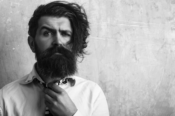 Homem hipster com longa barba na camisa e gravata — Fotografia de Stock