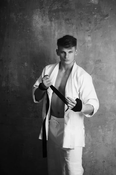 Fiatal Karate Mester Vagy Ember Harcos Vagy Alkalmas Izmos Felsőtestét — Stock Fotó