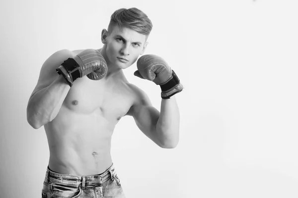 男人的拳击手，在红色手套拳击的姿势摆姿势 — 图库照片