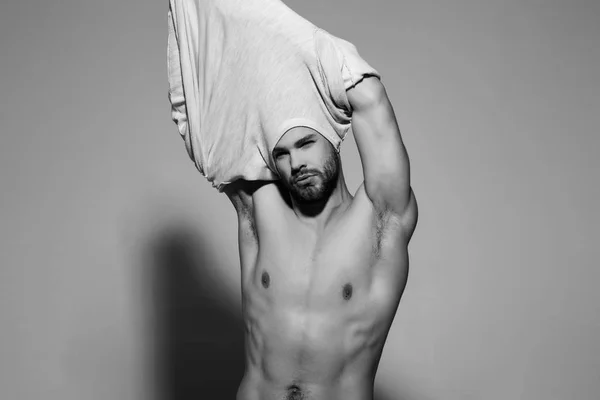Romp van sexy man uitkleden met wit ondergoed — Stockfoto