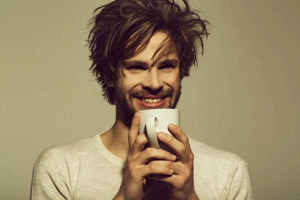 Uomo felice con tazza di tè o caffè — Foto Stock
