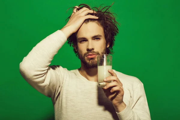 Mann trinkt Medikament mit Wasser aus Glas — Stockfoto