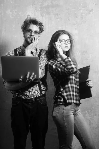 Junges Nerd-Paar von Studenten mit Geek-Brille — Stockfoto