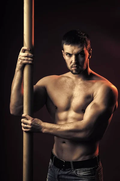 Homme musclé avec barre transversale — Photo