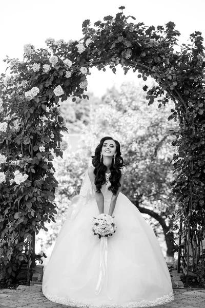 Mujer con vestido y velo en el ramo de rosas . — Foto de Stock