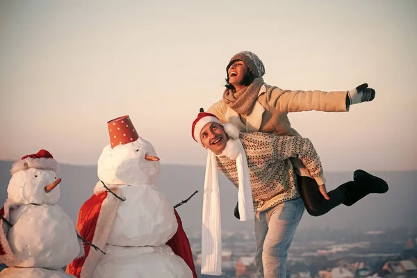 Noel iki adam ve kardan adam kızla aşk içinde — Stok fotoğraf